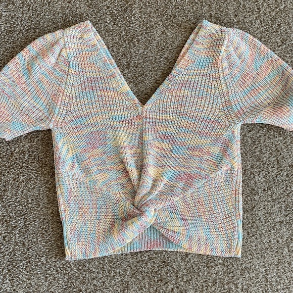 Knitted multicolored crop top with cute knot in the back - Picture 3 of 6